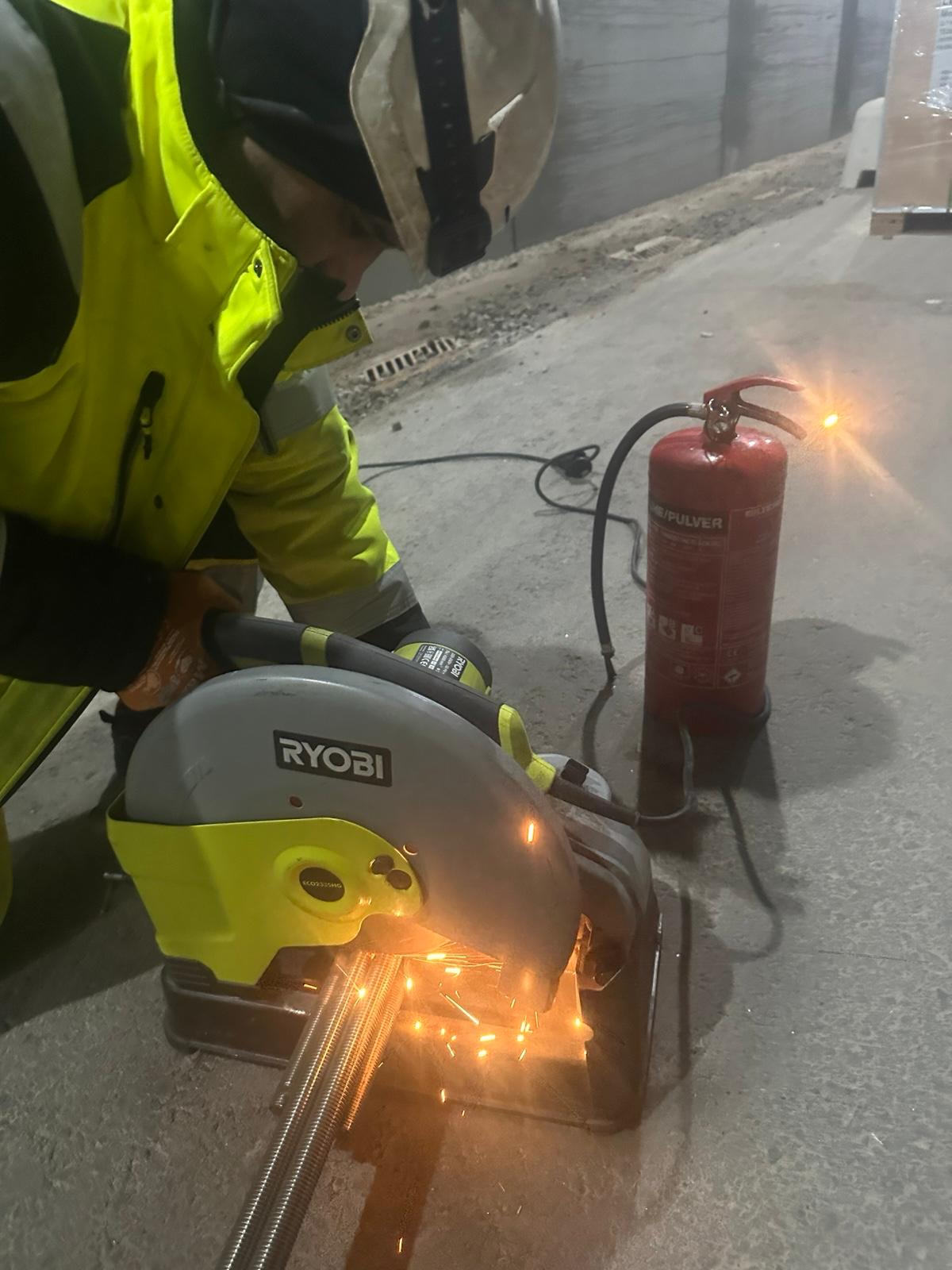 Metallskärning på byggarbetsplatsen — Stockholm