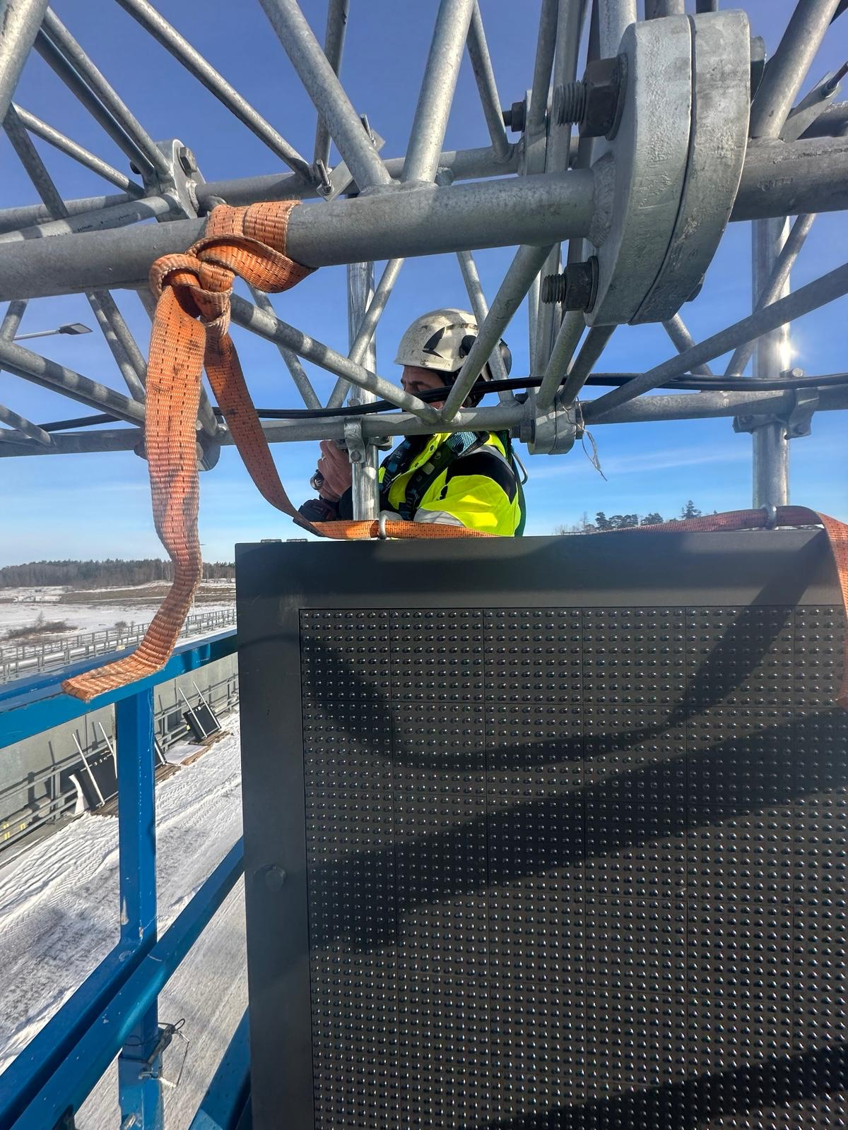 Arbete på höjd vid LED-panel montering