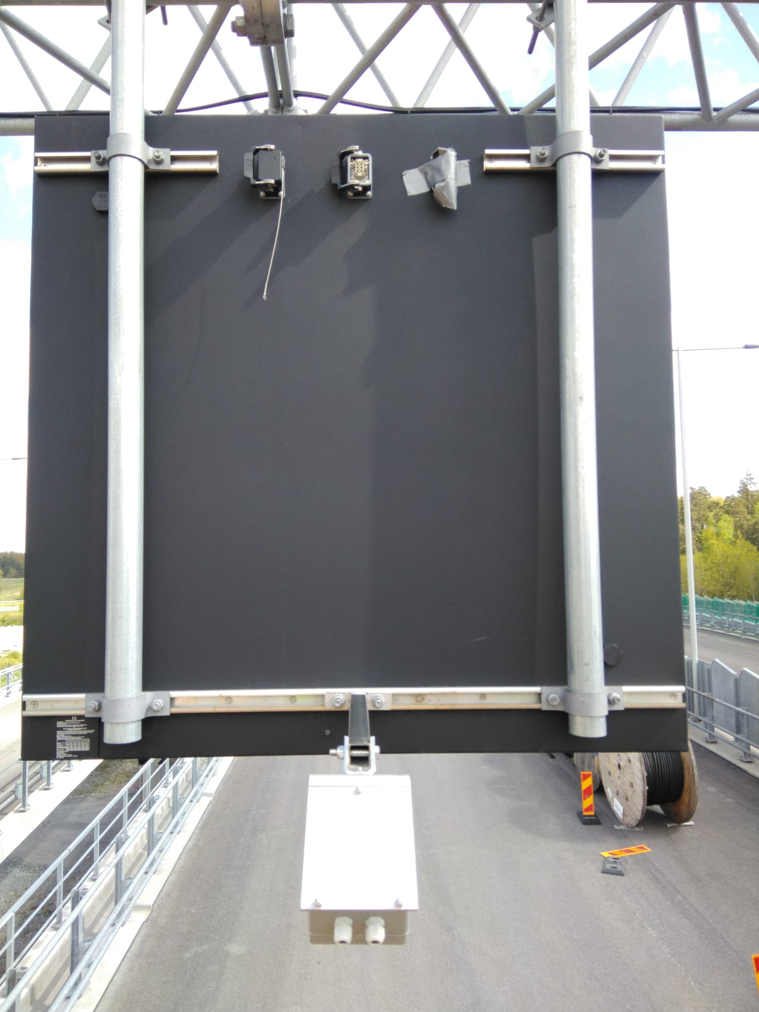 Kabeldragning till LED-panel på vägportal — Stockholm