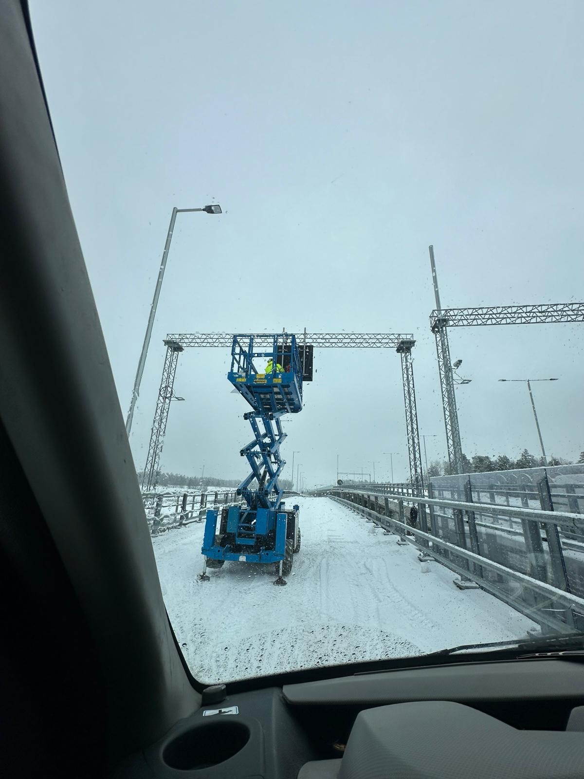 Anläggning — skylift vid vägportal i snöväder