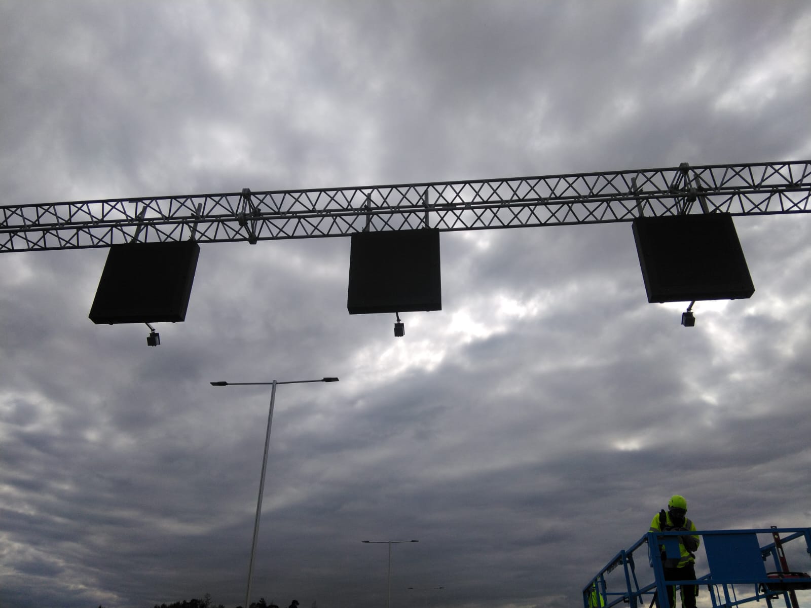 LED-paneler monterade på vägportal — Stockholm