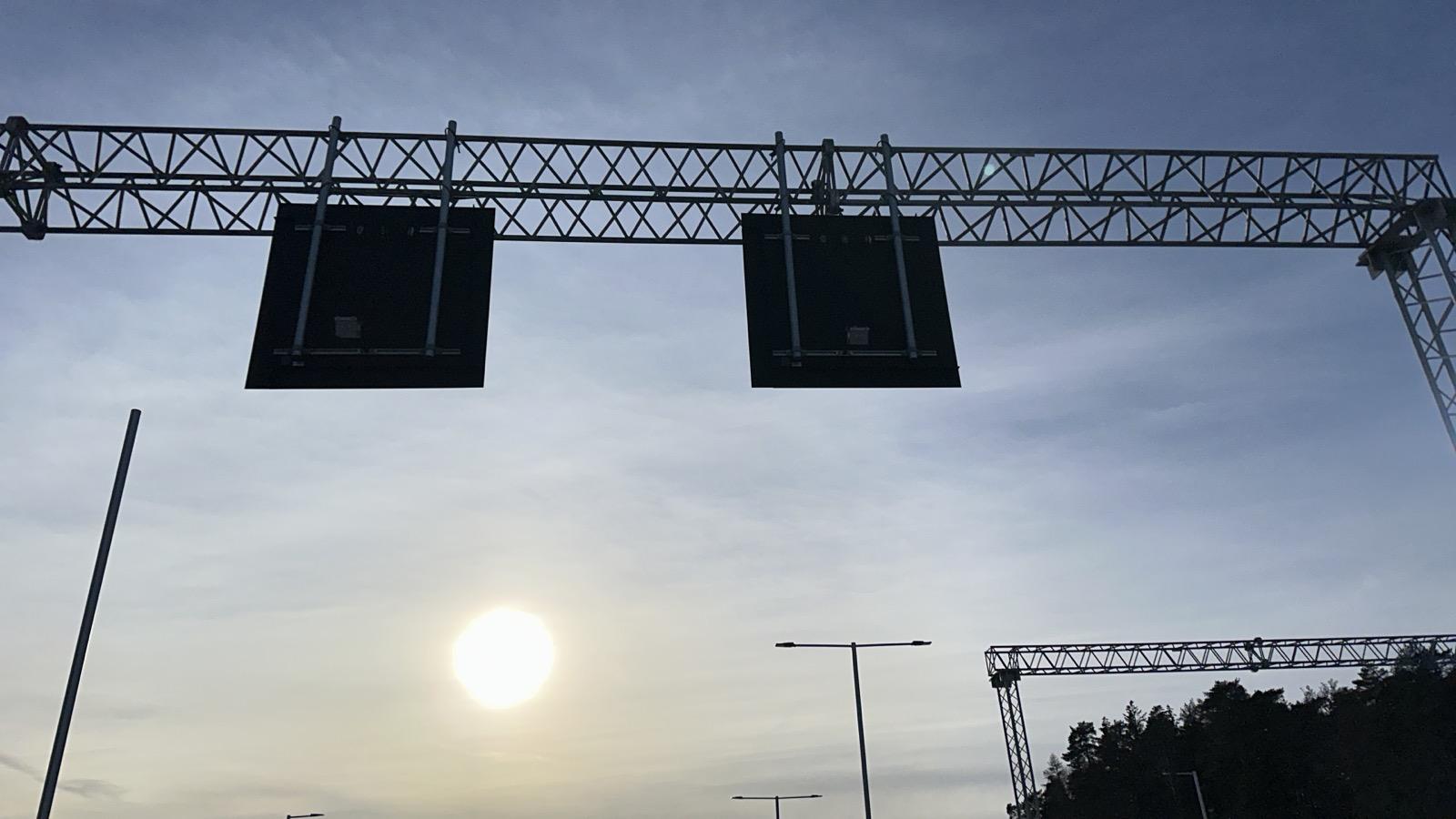 Anläggning — vagportal med LED-skyltar