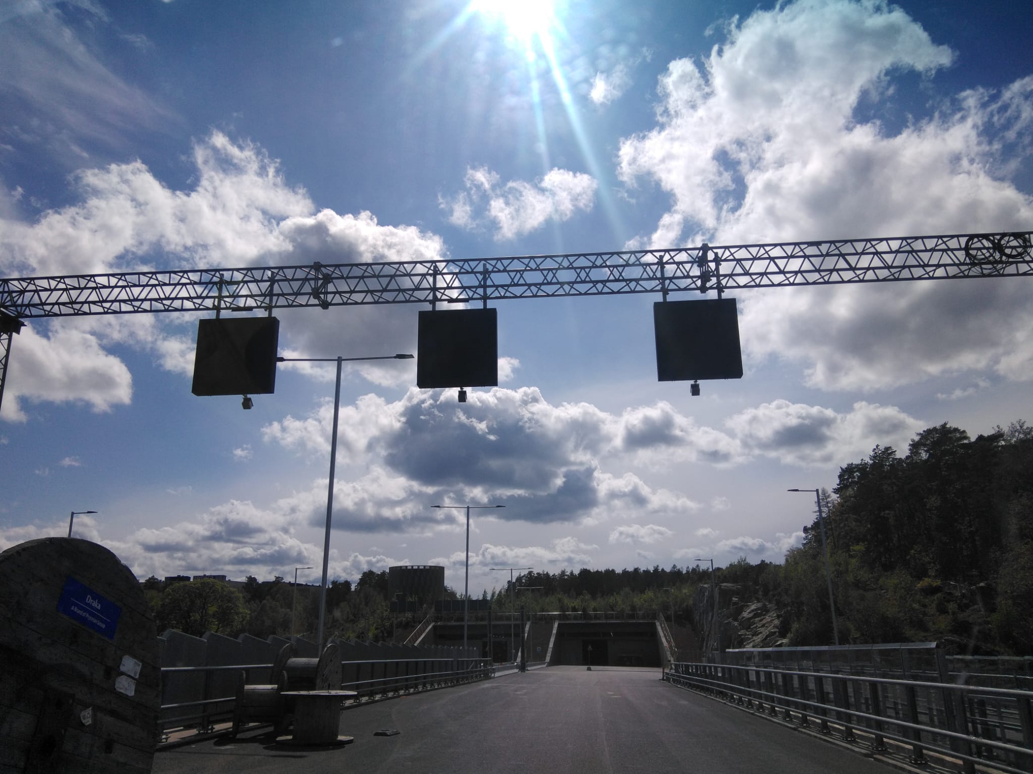 Färdigmonterad vägportal med LED-displayer — Stockholmsregionen