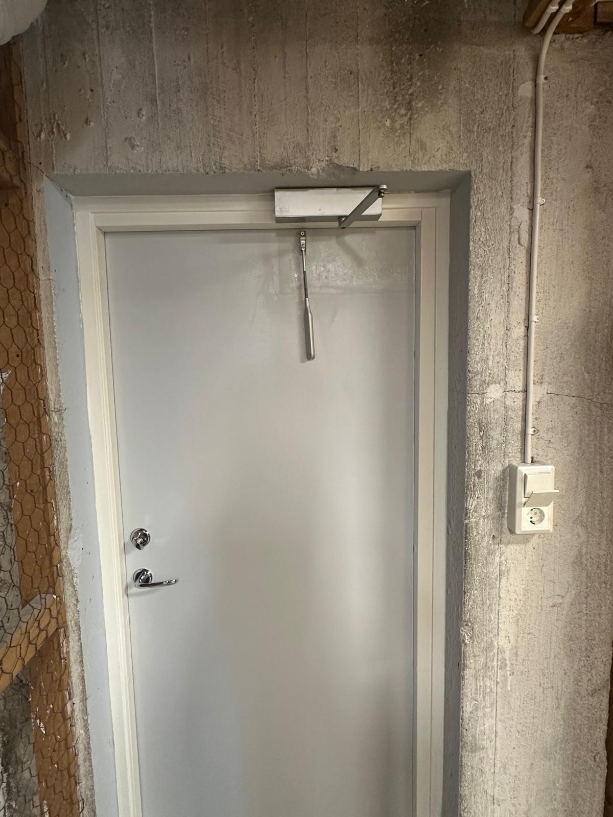 Dörrmontage i betongmiljö — Stockholm