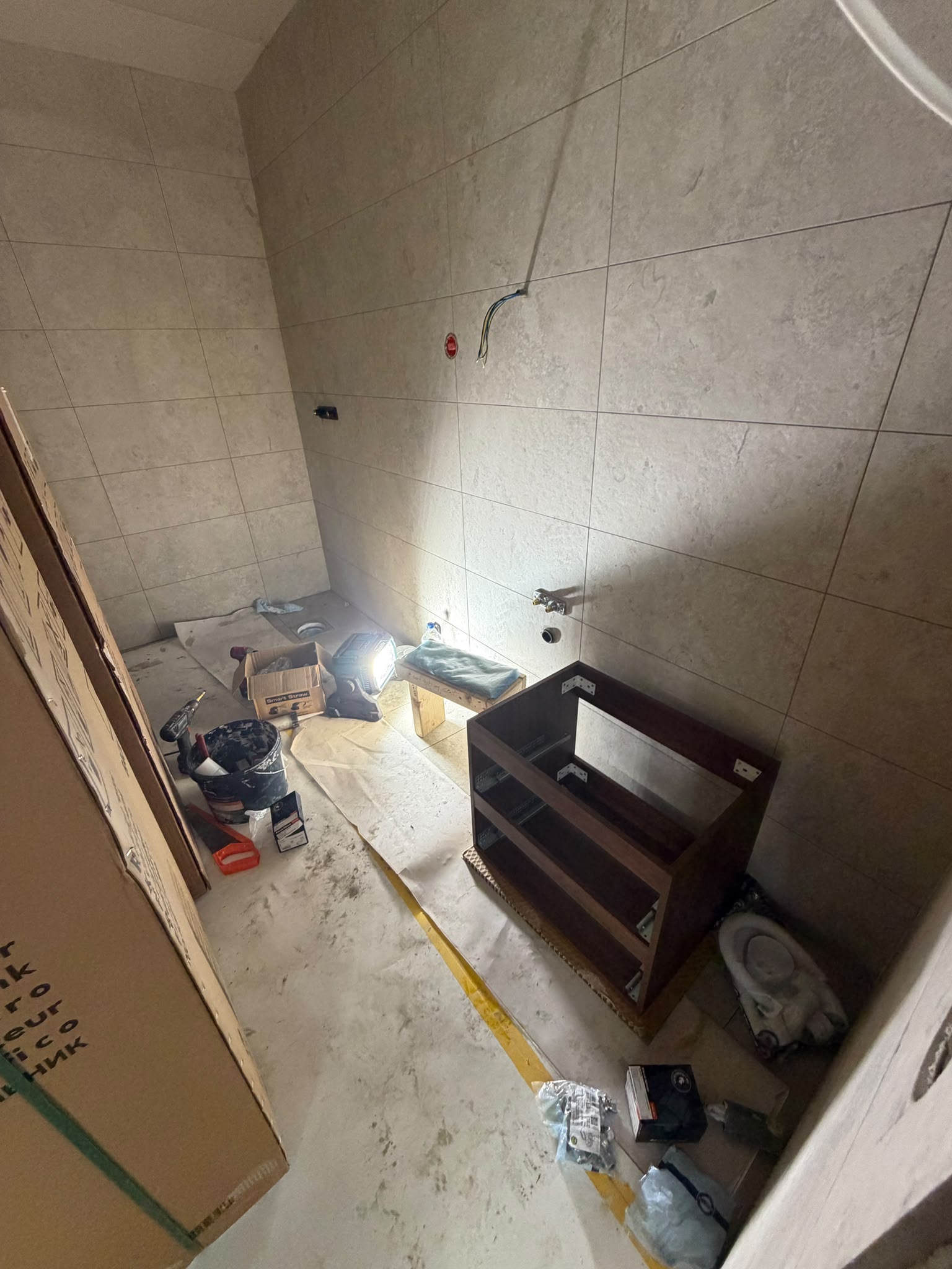Installation av tvättställsskåp pågående — Stockholm