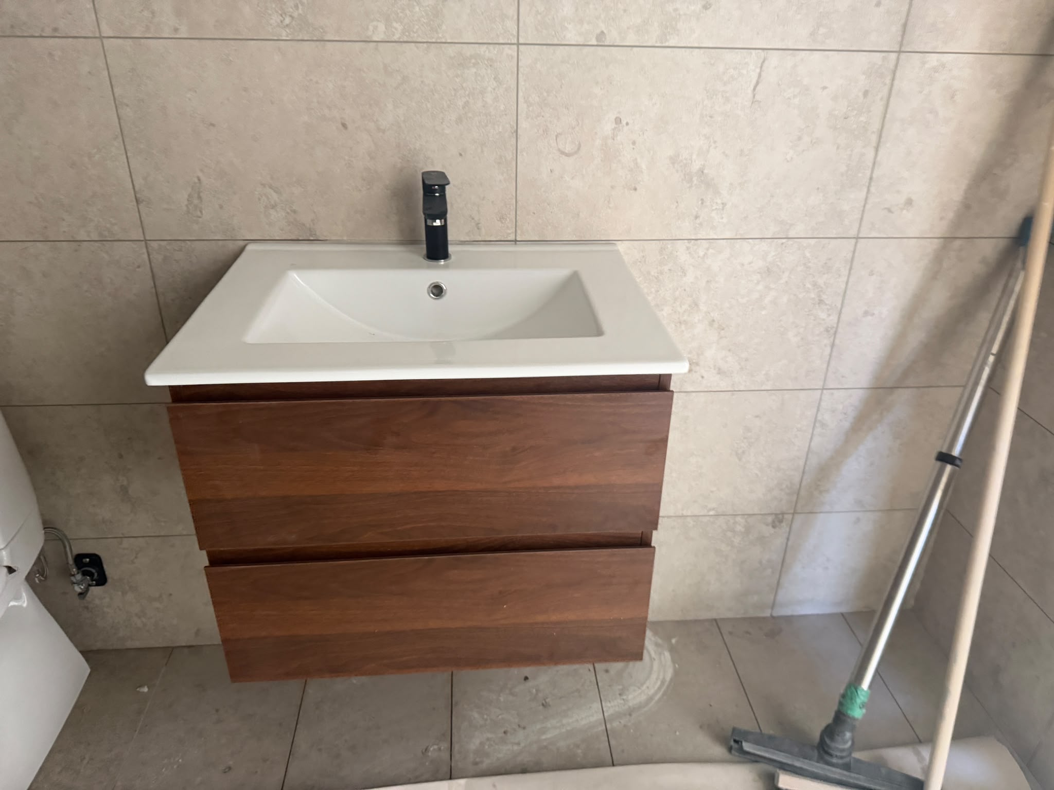 Tvättställsskåp i trä med svart blandare — Stockholm