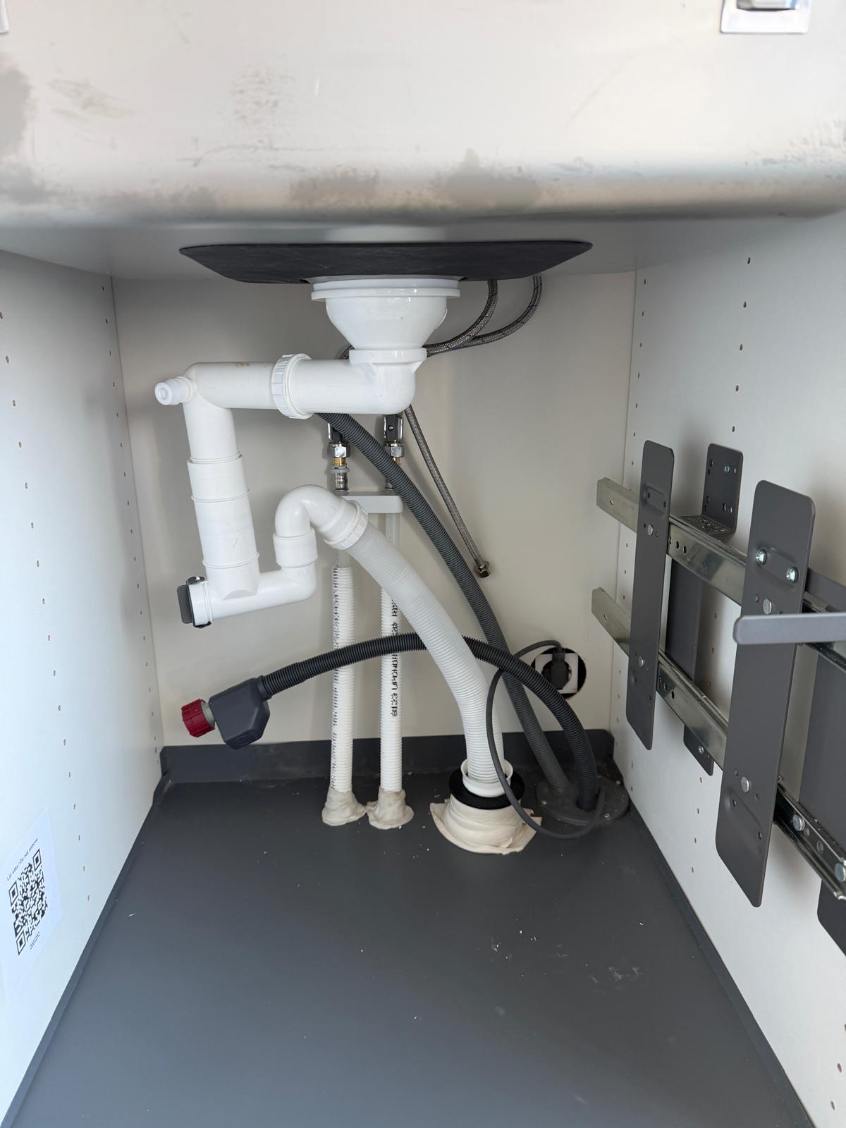Vattenlås och rörinstallation under diskbänk — Stockholm